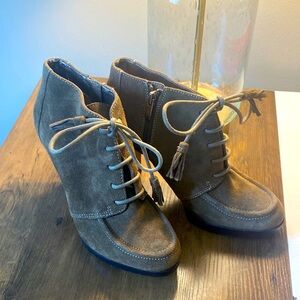 NWOT Anne Klein Tan Lace Up Boots Size 8